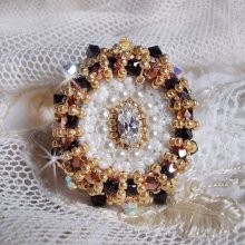 Anel Preto Sagrado bordado com cristais Swarovski vintage, facetas e missangas de sementes